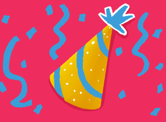 Twee meiden op een kinderfeestje. Één meisje zit met haar handen in de lucht juichend achter een taart. Een ander meisje kijkt lachend toe bij een stapel cadeau’s