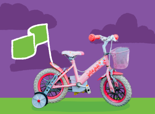 Meisje fiets op haar nieuwe fiets